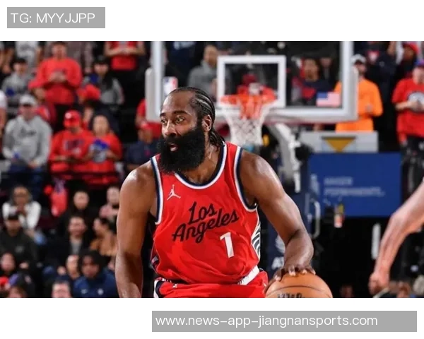 哈登半场表现低迷仅得1分却送出10次助攻展现团队精神